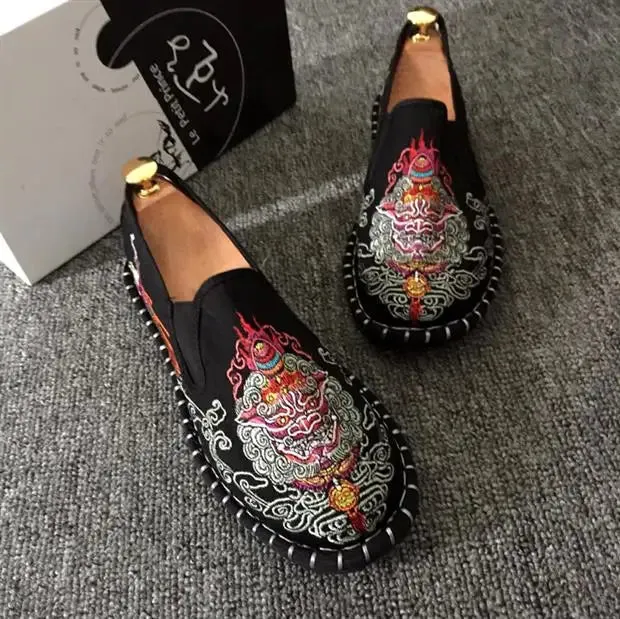 2023 Embroidered Men's Casual Loafers Summer Fashion Slip on Male Canvas Shoes Lightweight Breathable Flat Shoes