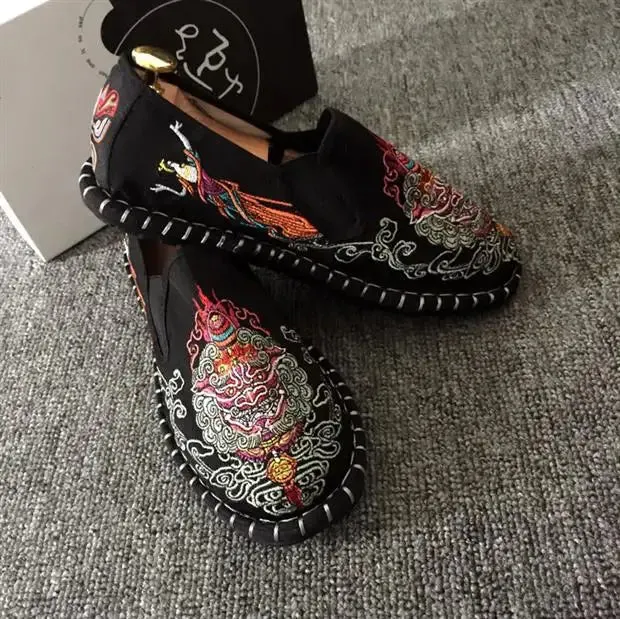 2023 Embroidered Men's Casual Loafers Summer Fashion Slip on Male Canvas Shoes Lightweight Breathable Flat Shoes