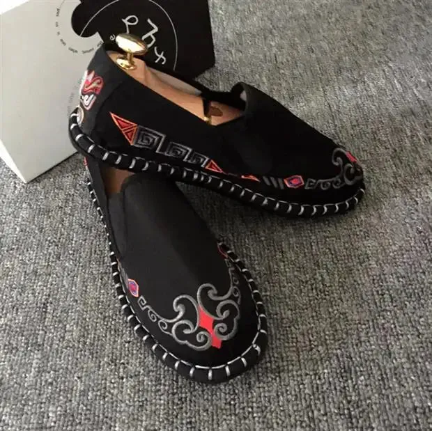 2023 Embroidered Men's Casual Loafers Summer Fashion Slip on Male Canvas Shoes Lightweight Breathable Flat Shoes
