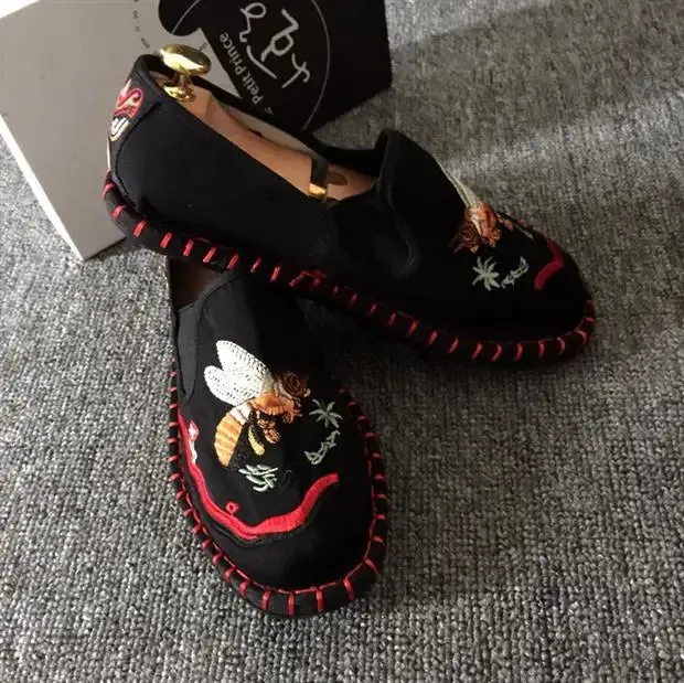2023 Embroidered Men's Casual Loafers Summer Fashion Slip on Male Canvas Shoes Lightweight Breathable Flat Shoes