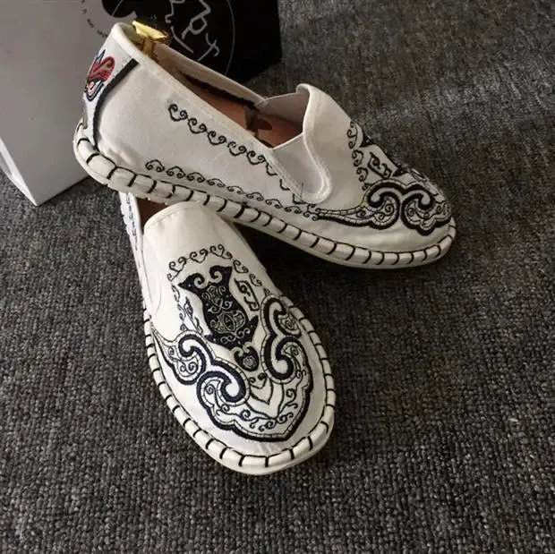 2023 Embroidered Men's Casual Loafers Summer Fashion Slip on Male Canvas Shoes Lightweight Breathable Flat Shoes