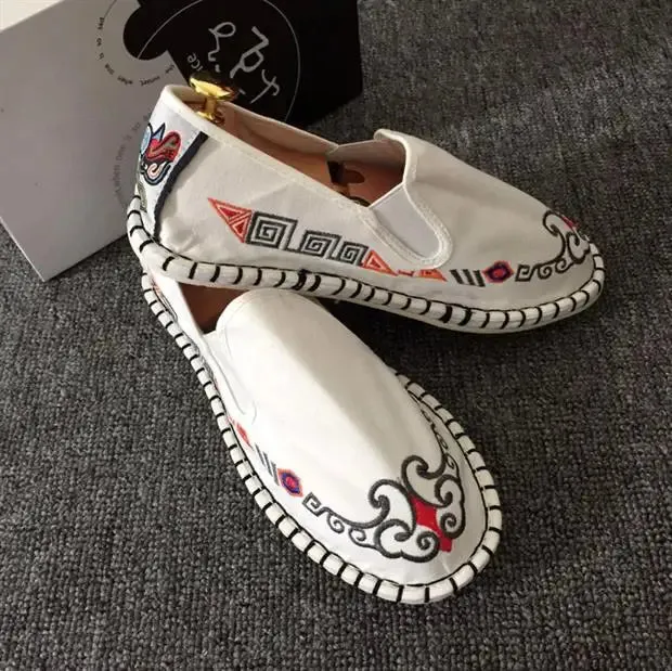 2023 Embroidered Men's Casual Loafers Summer Fashion Slip on Male Canvas Shoes Lightweight Breathable Flat Shoes
