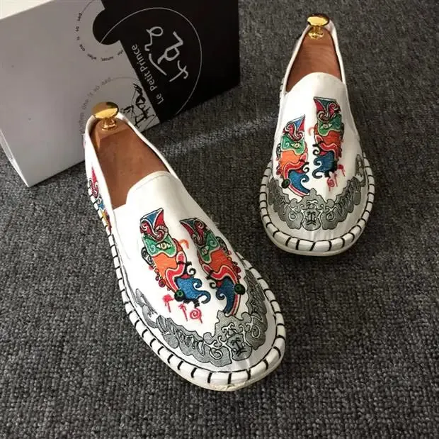 2023 Embroidered Men's Casual Loafers Summer Fashion Slip on Male Canvas Shoes Lightweight Breathable Flat Shoes