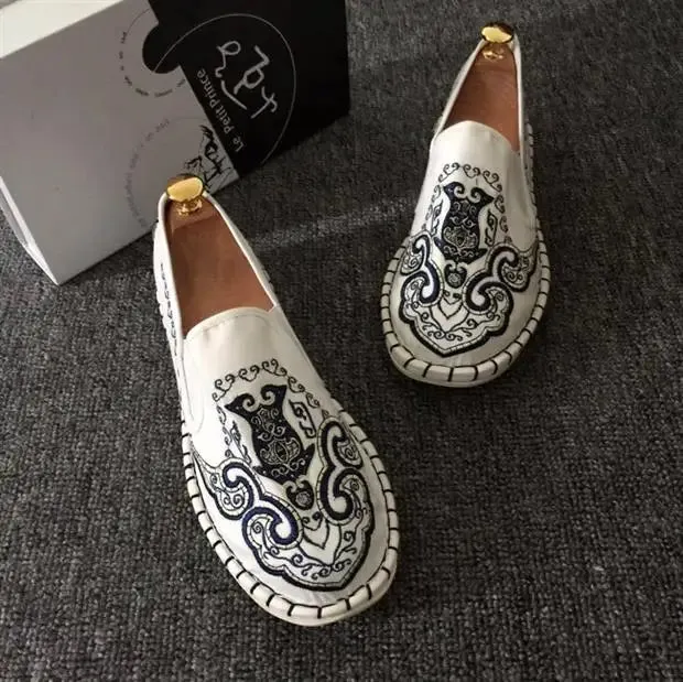 2023 Embroidered Men's Casual Loafers Summer Fashion Slip on Male Canvas Shoes Lightweight Breathable Flat Shoes