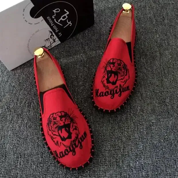 2023 Embroidered Men's Casual Loafers Summer Fashion Slip on Male Canvas Shoes Lightweight Breathable Flat Shoes