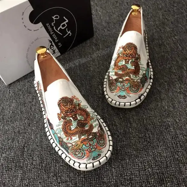 2023 Embroidered Men's Casual Loafers Summer Fashion Slip on Male Canvas Shoes Lightweight Breathable Flat Shoes