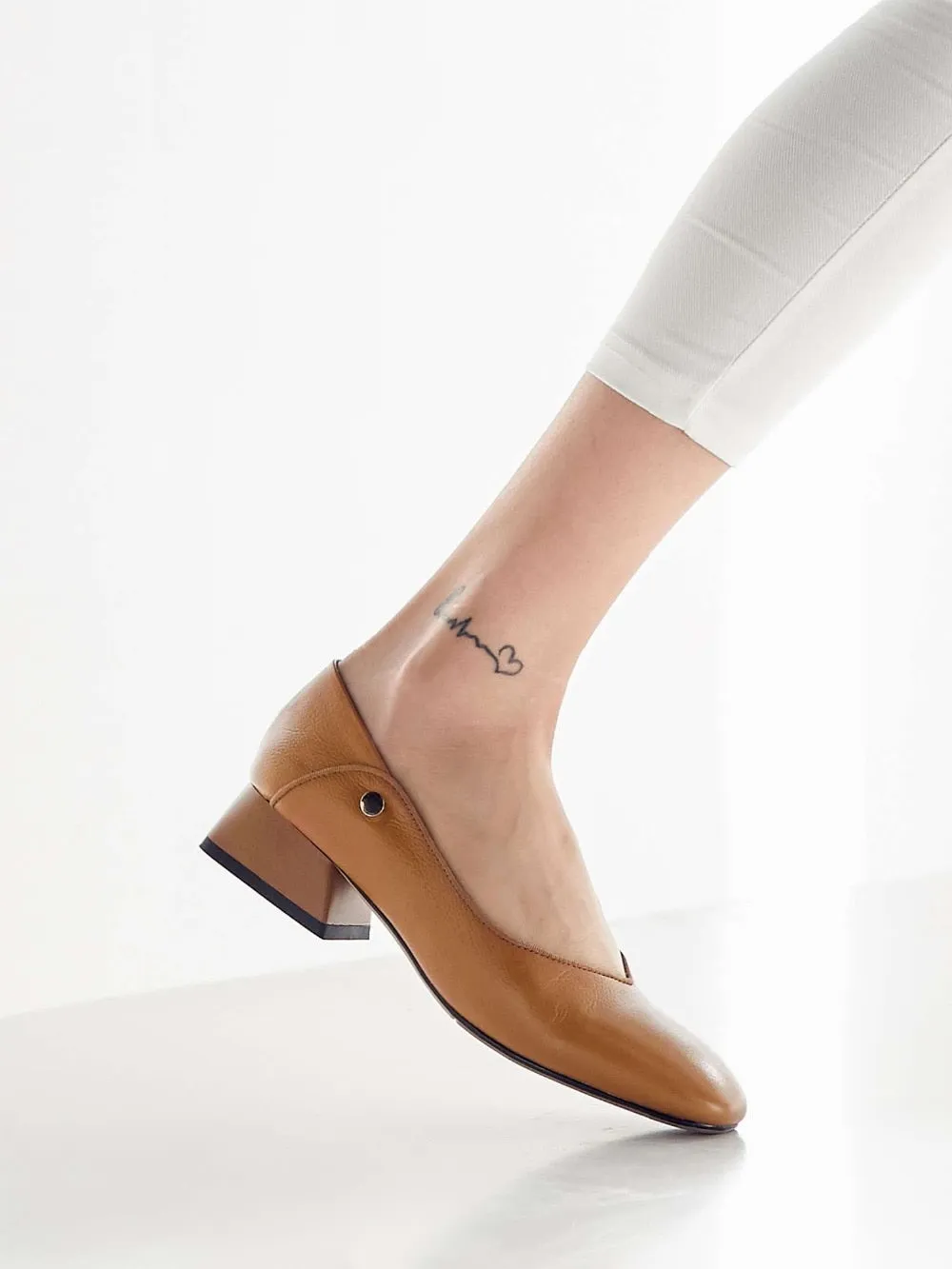 British style metal rivets decoration slip on genuine leather pumps