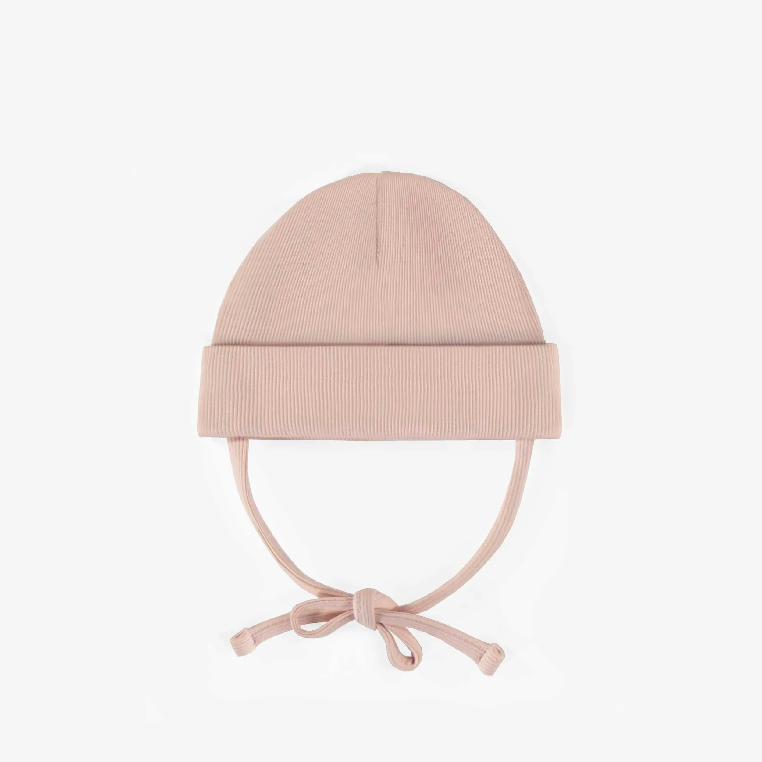 Chapeau rose d’extérieur avec cordons en tricot côtelé, naissance || Pink outdoor hat with cords in ribbed knit, newborn